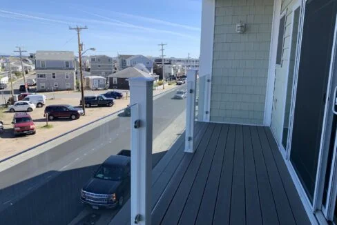 a car is parked on the side of a building.